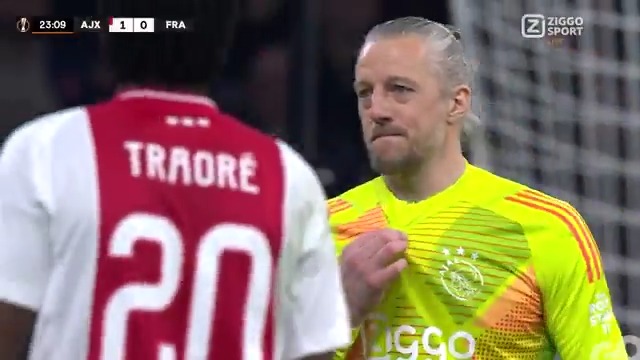 Een geëmotioneerde Remko Pasveer haakt geblesseerd af 😬 #ZiggoSport #UEL #AJAFRA