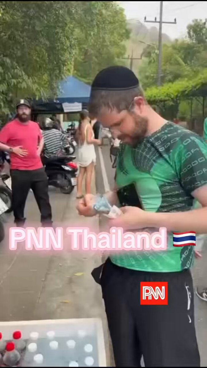 " BABY KILLERS ! BABY KILLERS ! " 🇹🇭🇮🇱 Alors qu'un soldat israélien est en voyage en Thaïlande, un Thaïlandais l'accuse d'être un assassin de bébés après que ce dernier a publié sur les réseaux sociaux des vidéos de lui combattant à #Gaza 🇵🇸