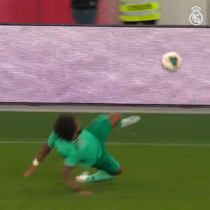 Marcelo avait réussi ce contrôle de fou dans une position vraiment peu habituelle, QUEL JOUEUR ! 😍 (Real Madrid C.F.)