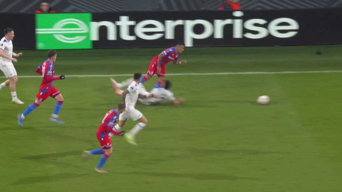 Lazio are down to NINE men! Gigot receives his marching orders for a horror tackle 🟥 📺 TNT Sports &amp; discovery+ UK
