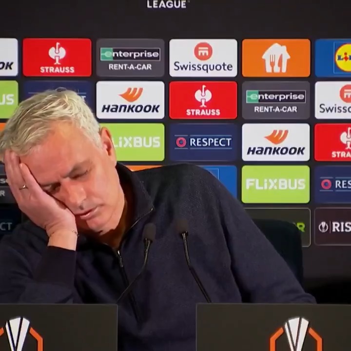 O jornalista demorou tanto a fazer a pergunta que Mourinho fingiu adormecer 😭