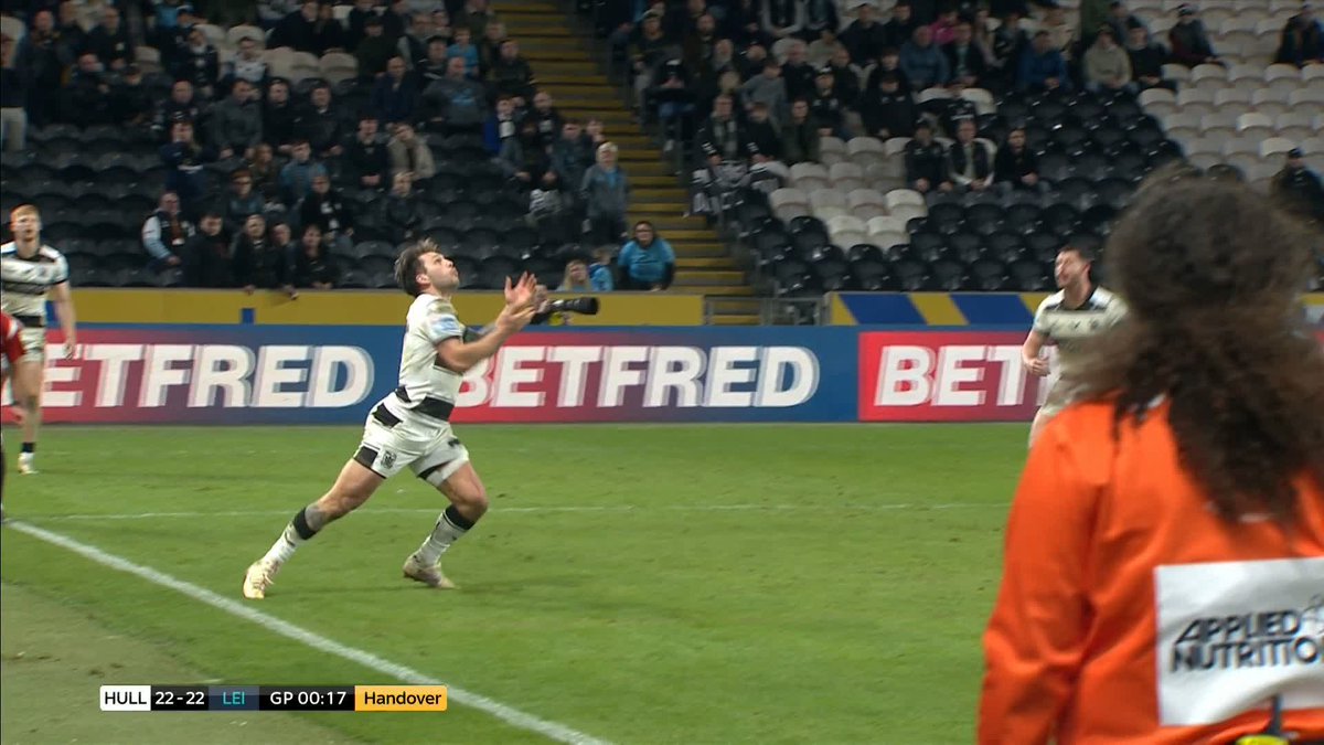 More late drama in this game 😳 An inconclusive review gives Leigh the ball!