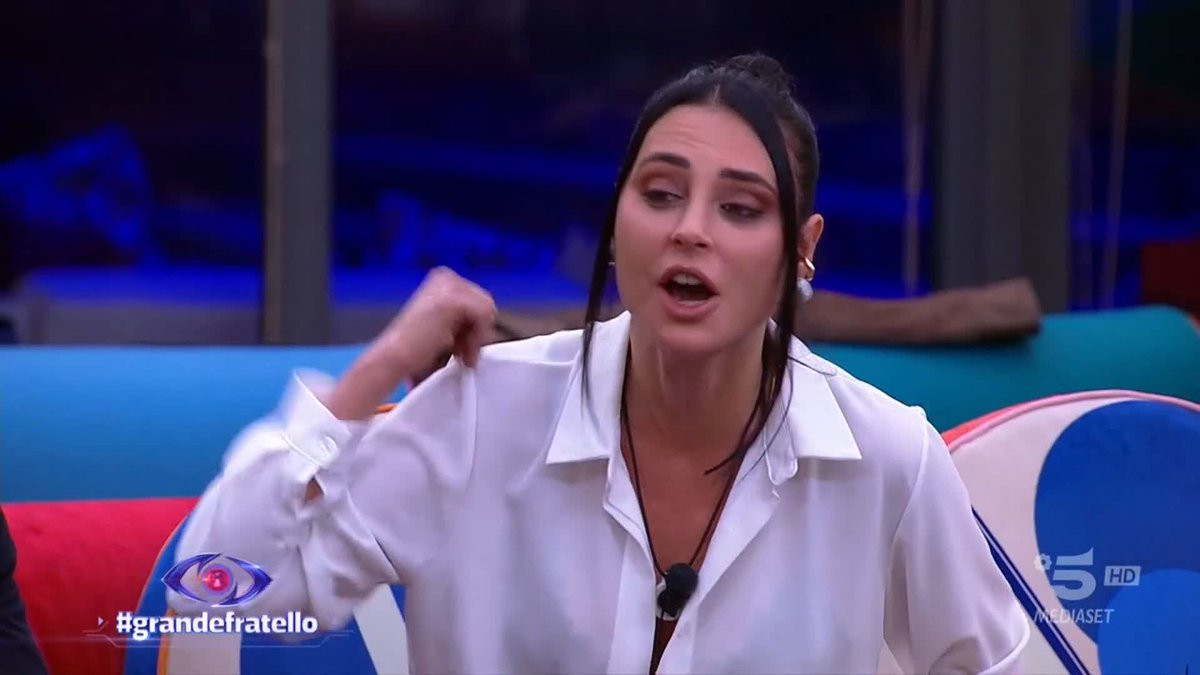 In Casa l'atmosfera si scalda e il confronto tra gli inquilini continua 🔥 #GrandeFratello