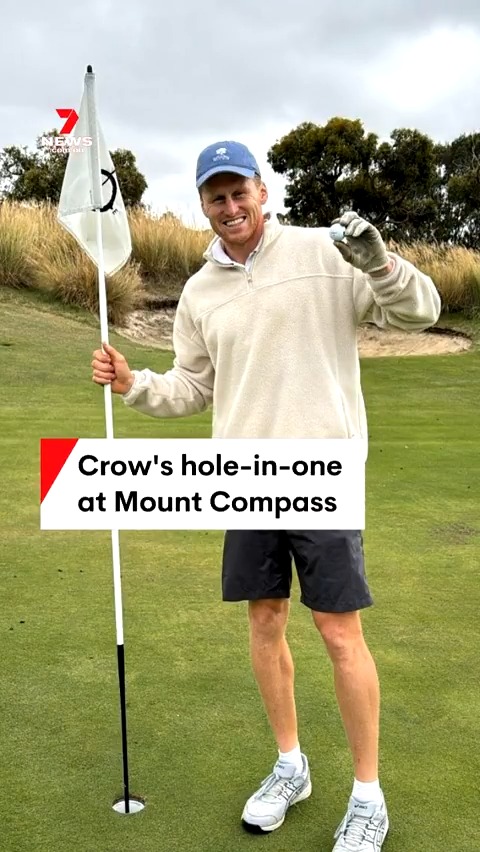 ‘I’m the greatest golfer alive’: Adelaide ruckman Riley O'Brien has celebrated a hole-in-one with teammates at the Mount Compass Golf Course. #7NEWS