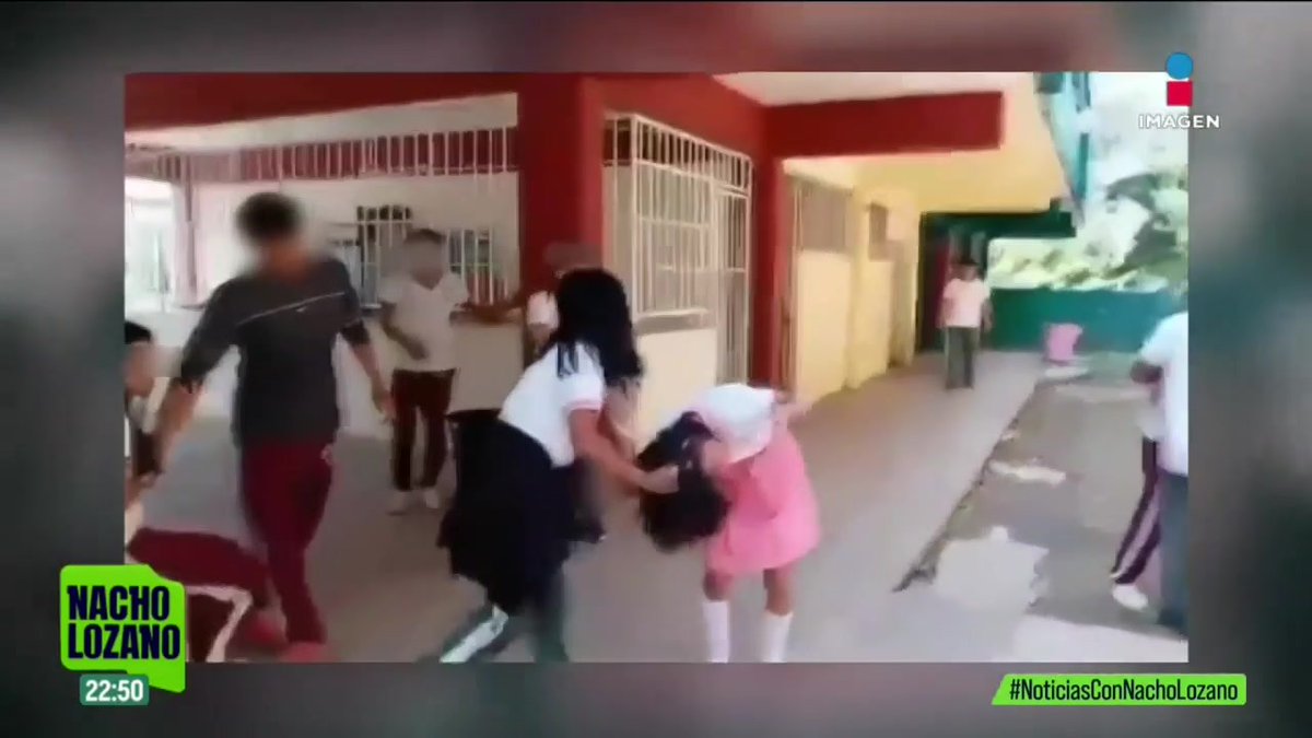 Sofía es una estudiante con autismo que ha sido víctima de bullying en la secundaria Federal #3 de #Villahermosa, #Tabasco. Este video donde la están golpeando, lo habría subido a redes sociales la misma agresora. Y ella no es la única víctima: