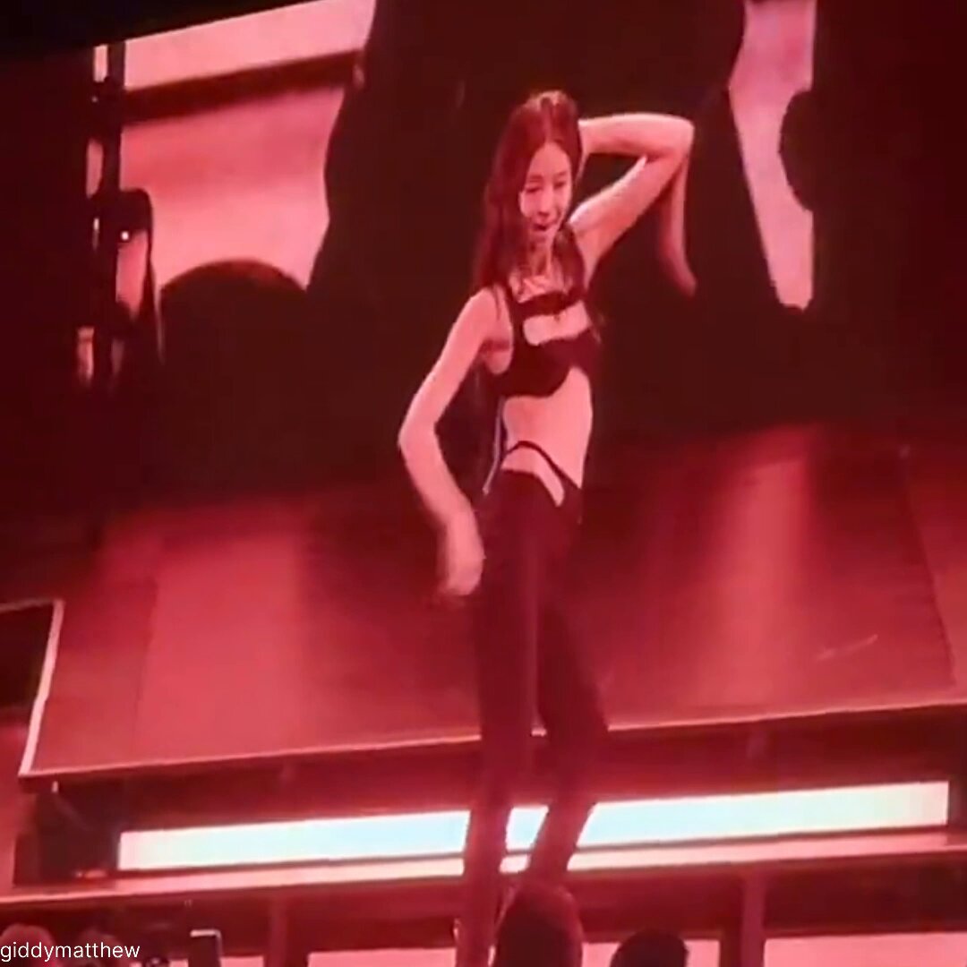 EXCUSE ME JENNIE KIM?????!?