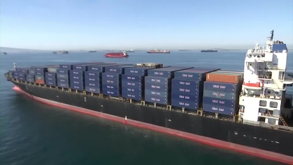 川普正计划对停靠在美国港口的任何包含中国制造或悬挂中国国旗的船队的船只收取过路费,并将推动盟国也这样做,否则将面临报复。