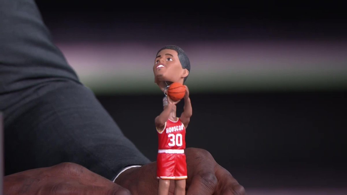 Shaq found a *perfect* use for his Houston Rockets Kenny "The Jet" Smith bobblehead 😂