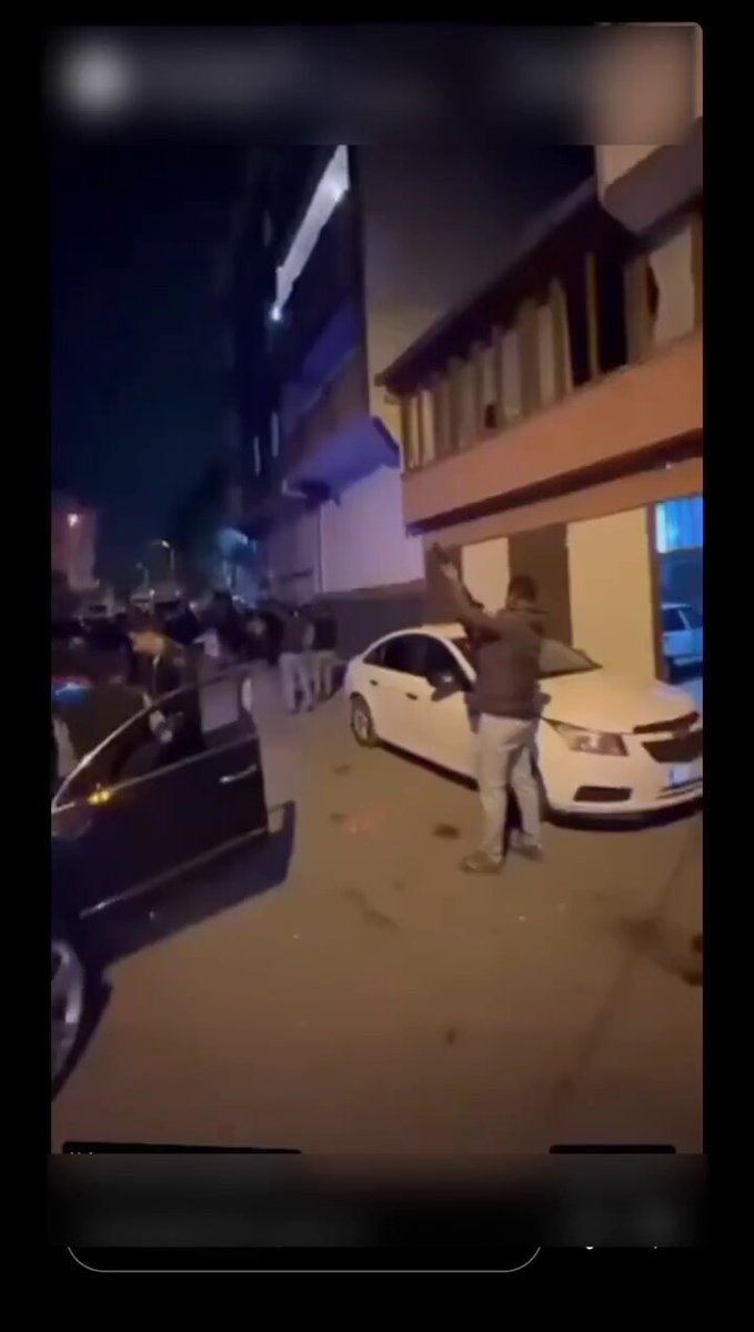 GEREĞİ YAPILDI Sosyal medyada kalabalık bir grubun sokak içerisinde pompalı tüfek ile havaya ateş ettiği görüntüler ihbar kabul edilmiştir. Emniyet Müdürlüğü ekiplerimiz tarafından şüpheli şahısların tespitine yönelik yapılan çalışmalarda 7 şahıs olayda kullanılan 2 adet pompalı tüfek ile yakalanmış ve bugün adli mercilere sevk edilecektir.
