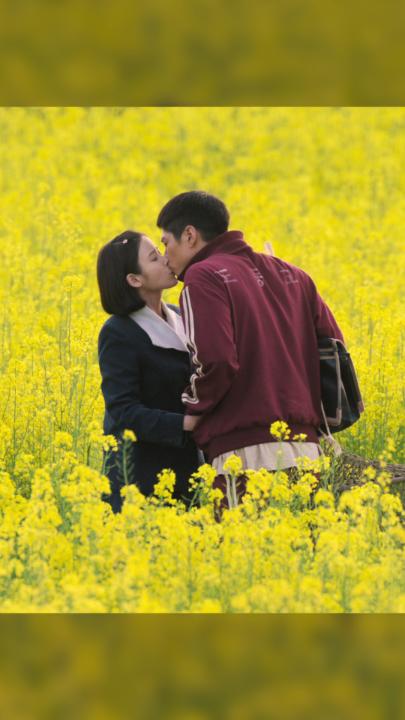 🍊IU × パク・ボゴム W主演🍊 "国民の妹"と"国民の彼氏"最強コンビ Netflixが贈る新しい韓国ドラマ 『#おつかれさま』世界独占配信開始！ 菜の花畑で不器用すぎるファーストキス♡ 毎週金曜日、4話ずつ配信！全16話。 #ネトフリでおつかれさま