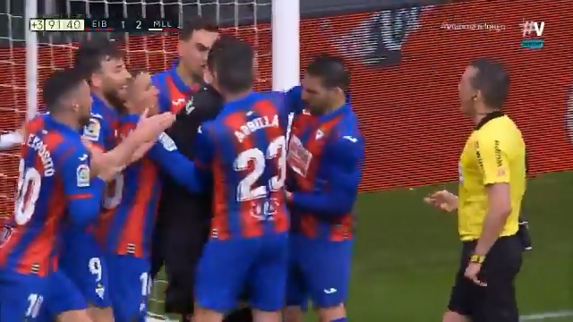 Avui fa 5️⃣ anys el RCD Mallorca guanyava el seu primer partit com a visitant a Primera d'aquella temporada i ho feia amb manolo reina xapant-se la cara per l'escut evitant que es jugués massa més després del gol en el descompte de l'equip local