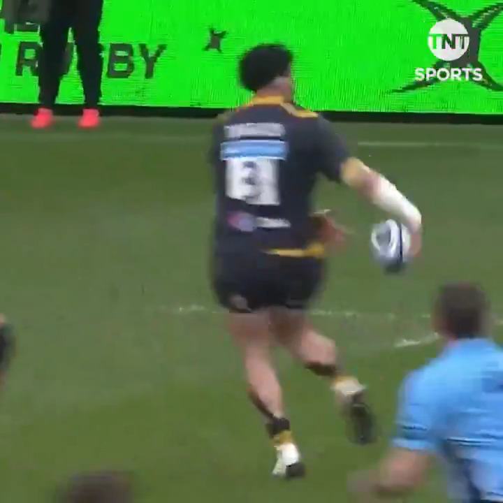 Props should not be able to do this 🤯 Four years ago, Jeffery Toomaga-Allen pulled off this ridiculous behind-the-back try assist for Wasps 👌