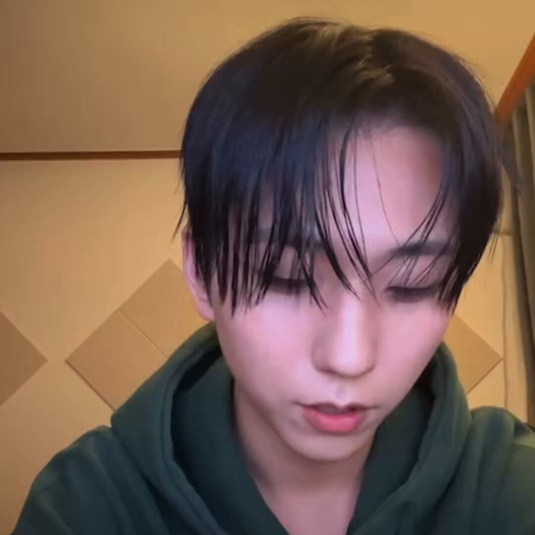 저는 사실 지금에야 이제 애들도 많이크고 해가지고 나이차이를 그렇게 많이 느끼진않거든요 근데 그때 당시엔 진짜 애들이 다 너무 어리고 이제 갓 스무살 되고 다 애기같았어가지고 고작 과자 사와서 먹는거가지고 혼나는게 너무 안쓰러운거예요 애들중에 나설수있는 사람이 저밖에 없었어가지고..