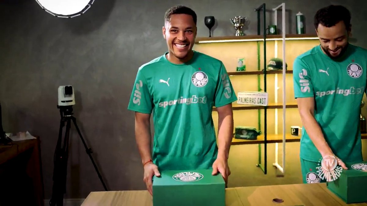 Uma surpresa increíble pros meus craques! 😂 A numeração do #MaiorCampeãoDoBrasil tá atualizada e a TV Palmeiras Sportingbet mostra quais serão os mantos que Paulinho, Felipe Anderson e Vitor Roque vestirão na temporada 💚 ➤