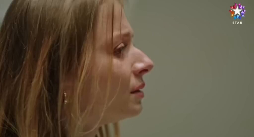 "Madem beni affetmiyorsun o zaman bununla yaşa" 5 yılmış aşkmış çok sevmiş filan hikaye ya bu düpedüz bencillik ve hastalık adam seni sevmiyo diye bir ömürlük vicdan azabı yükleyecek aklınca Vera güzelleyen total kesimin gözüne sokmak lazım #sahipsizler