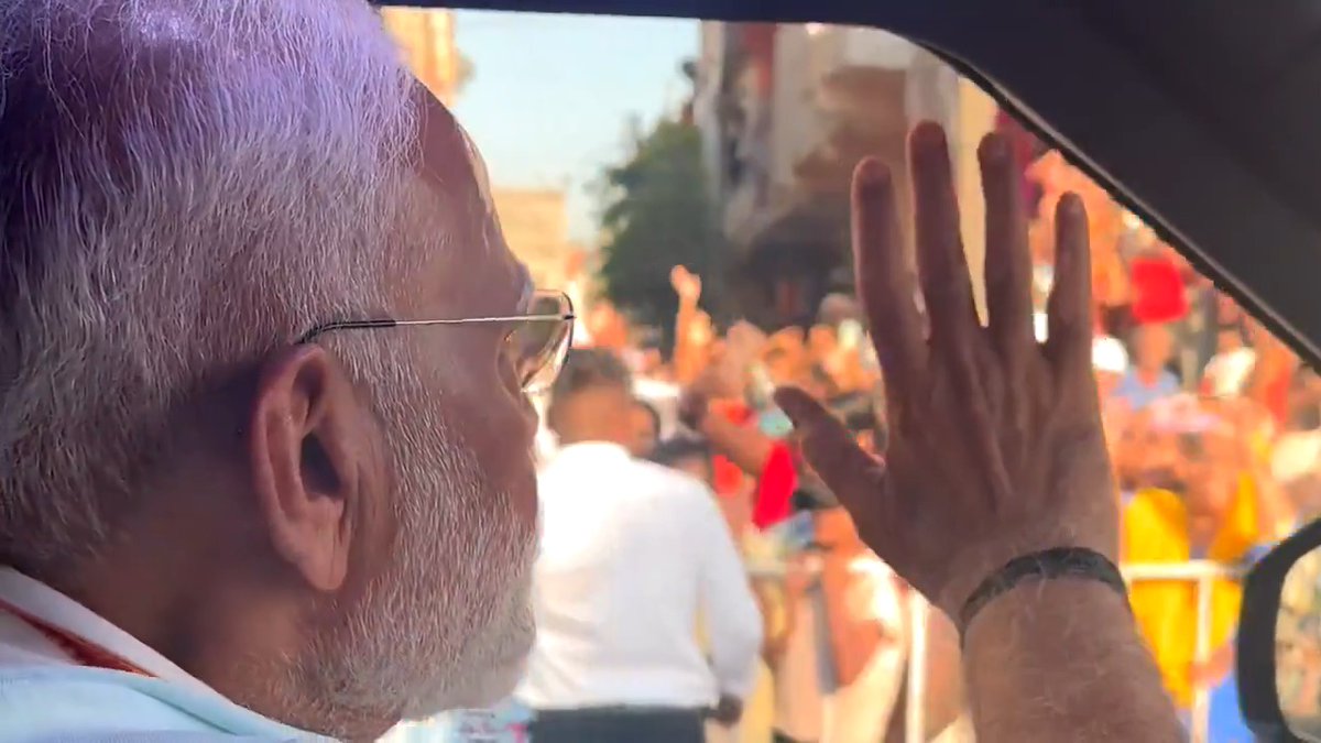 पीएम श्री Narendra Modi के सूरत आगमन पर जनता ने किया जोरदार स्वागत।
