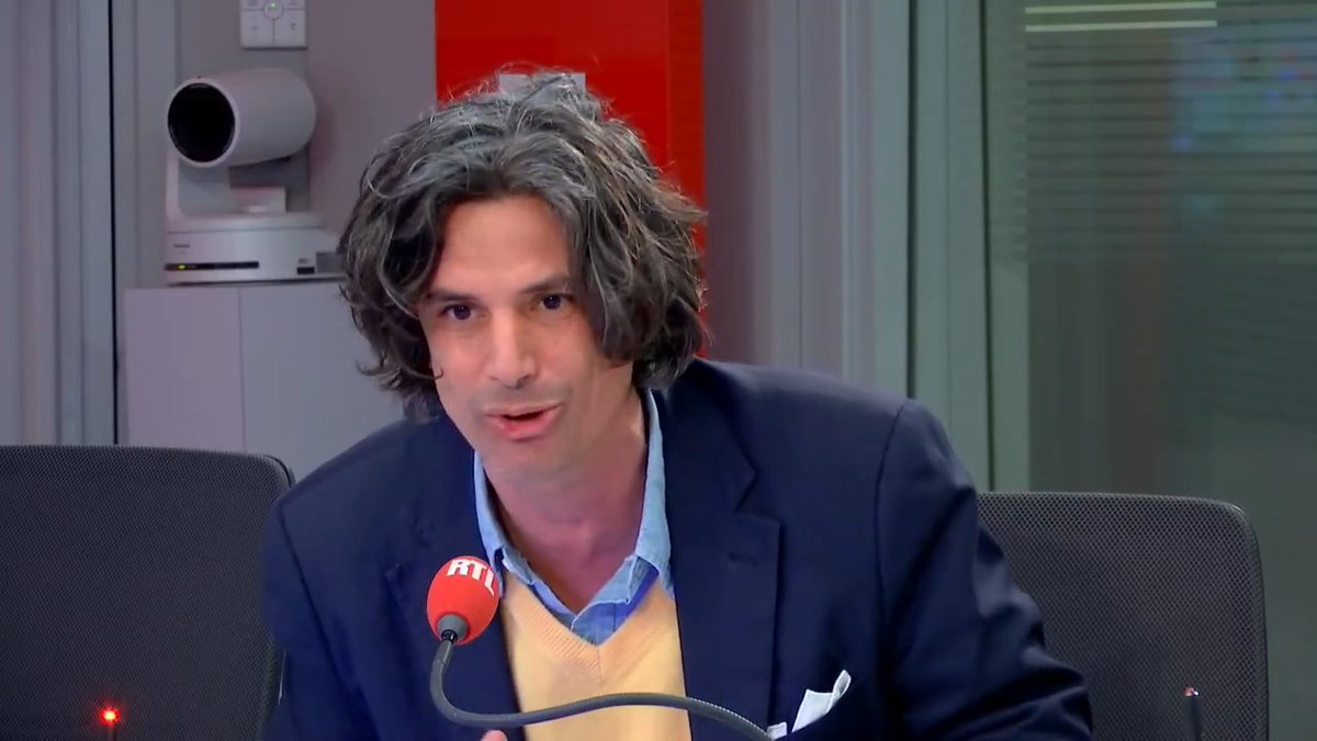 Emmanuel Macron : "J'ai besoin d'un type armé qui a une vision pour diriger, je ne veux pas aller en vacances avec lui, c'est un très bon président" Paolo Levi, journaliste italien, au micro d'ANAIS BOUTON dans #IlsRefontLaFrance