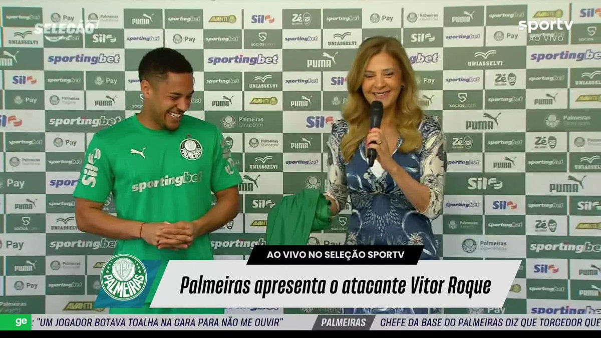 ELE TENTANDO PEGAR A CAMISA, TO RINDO DEMAIS
