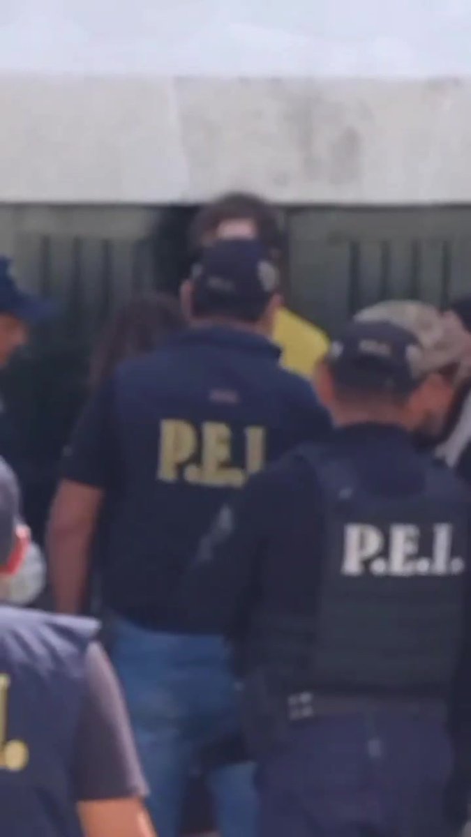 #ÚLTIMAHORA | Detienen en #Mérida a Joan “S”, el hombre de nacionalidad española que agredió y amenazó a Ruth, empleada de una cafetería local. La policía de investigación de la Fiscalía de #Yucatán cumplimentó una orden de aprehensión en su domicilio.