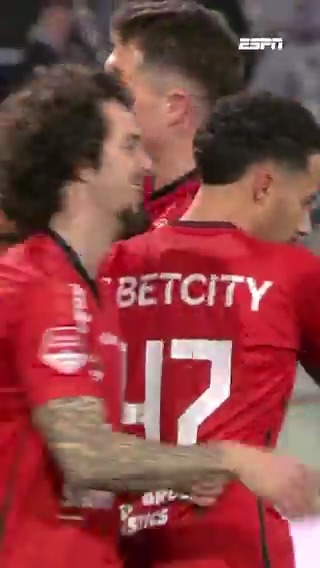 Het 'nieuwe stadion-effect' in werking 🤩 Helmond Sport leidt al na 24 minuten met 3️⃣-0️⃣ 😳💥 Anthony van den Hurk tekent voor het historische eerste doelpunt ✍️ #helmvv