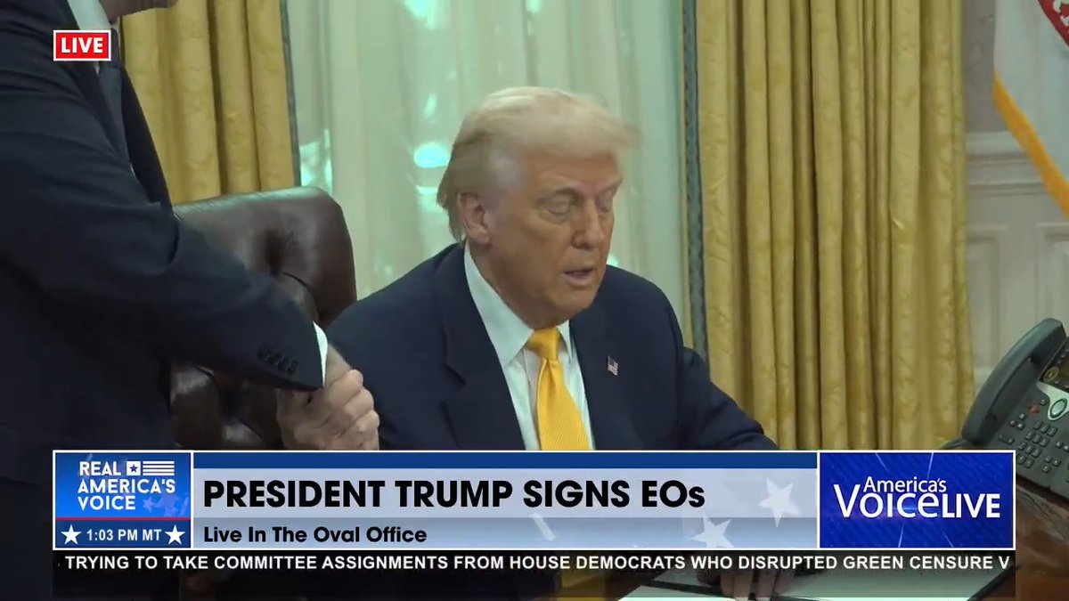 🚨🇺🇸TRUMP LAUNCHES WHITE HOUSE TASK FORCE FOR 2026 FIFA WORLD CUP Trump has signed an executive order establishing a task force to oversee preparations for the 2026 FIFA World Cup, set to take place in the U.S., Canada, and Mexico.
