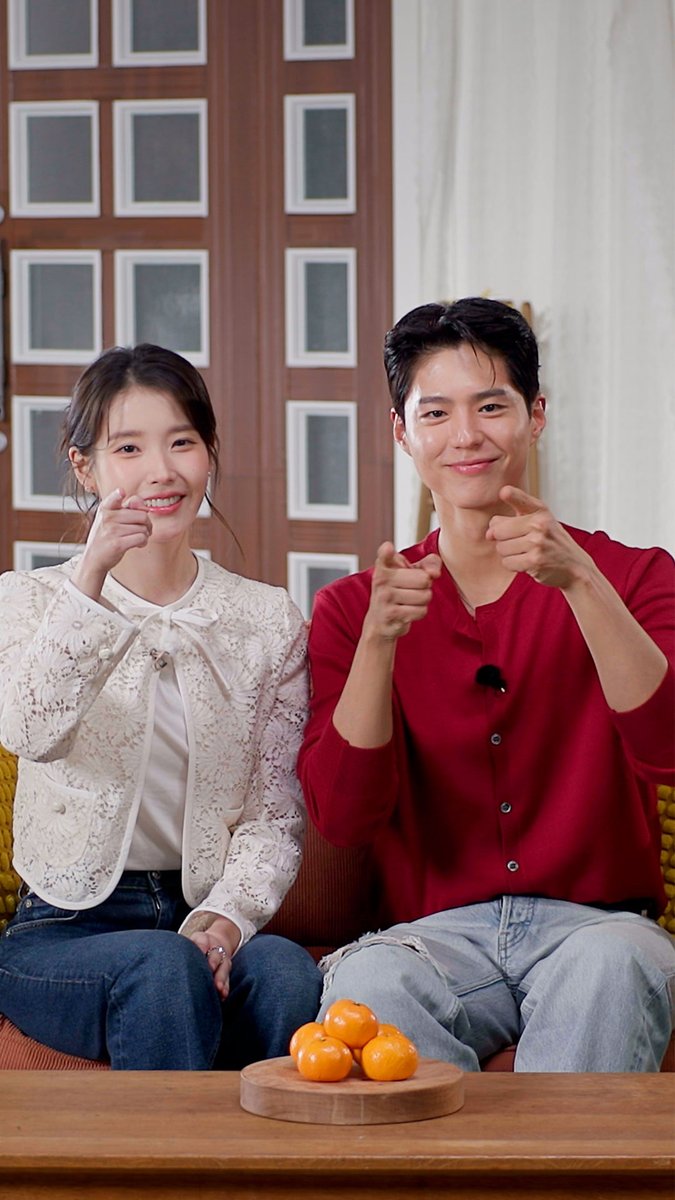 A IU E O PARK BO-GUM MANDANDO OI PRO BRASIL!!! 😭😭😭😭😭😭😭