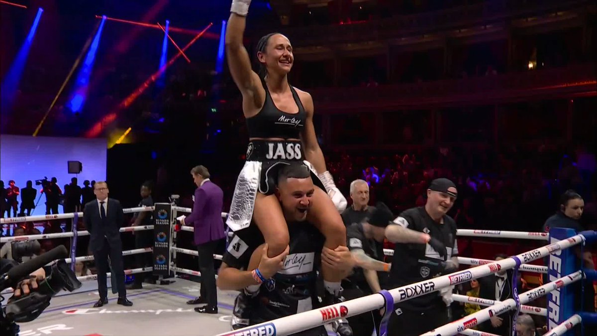 Jasmina Zapotoczna wins by SPLIT-DECISION to become the NEW European flyweight champion! 🙌 #JonasPrice | LIVE NOW on Sky Sports