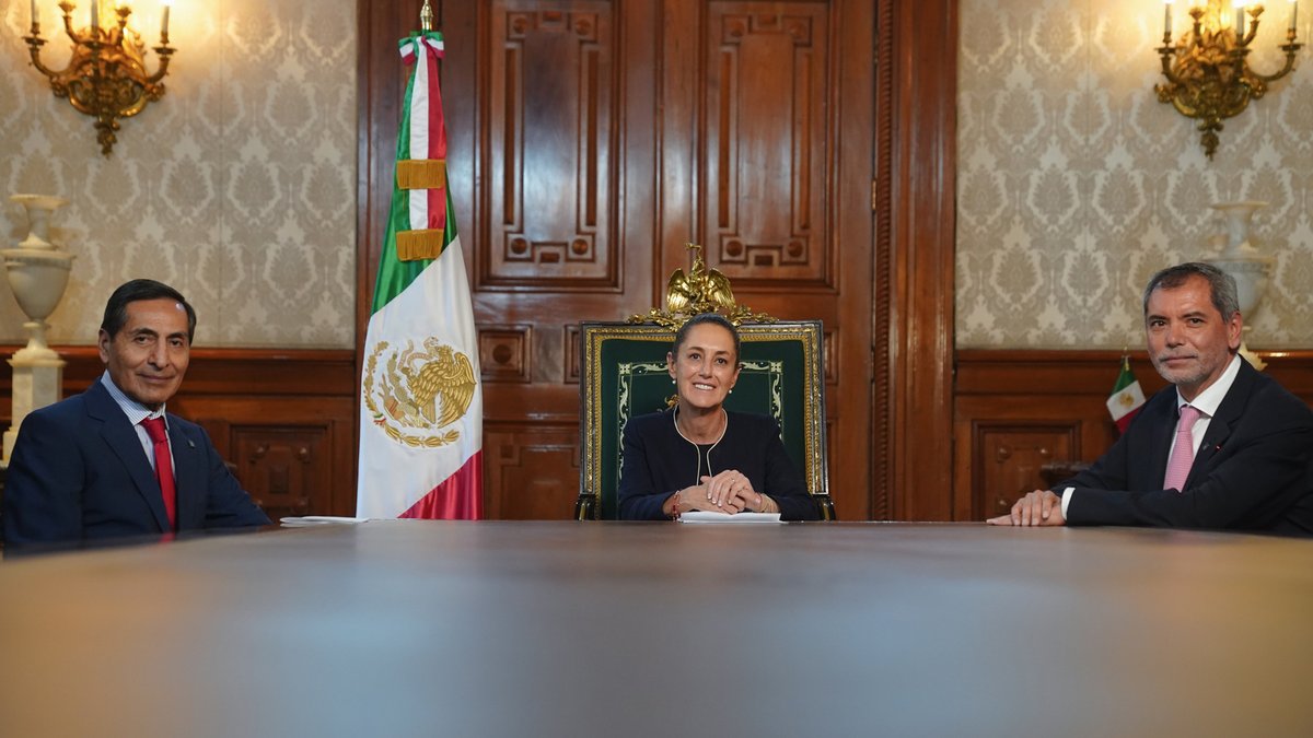 He decidido nombrar a Rogelio Ramírez de la O asesor económico internacional; es un economista extraordinario y tenemos la fortuna de que siga colaborando con nosotros. A partir de mañana, el maestro Edgar Amador Zamora será secretario de Hacienda y Crédito Público; es un economista honesto, convencido de la Cuarta Transformación. Todo el equipo se queda; México tiene una economía fuerte.