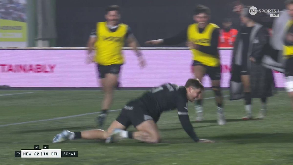 WHAT A TRY THAT IS! 😍 Sublime from Stevenson! ⚡️ #PremRugbyCup | #NEWvBAT