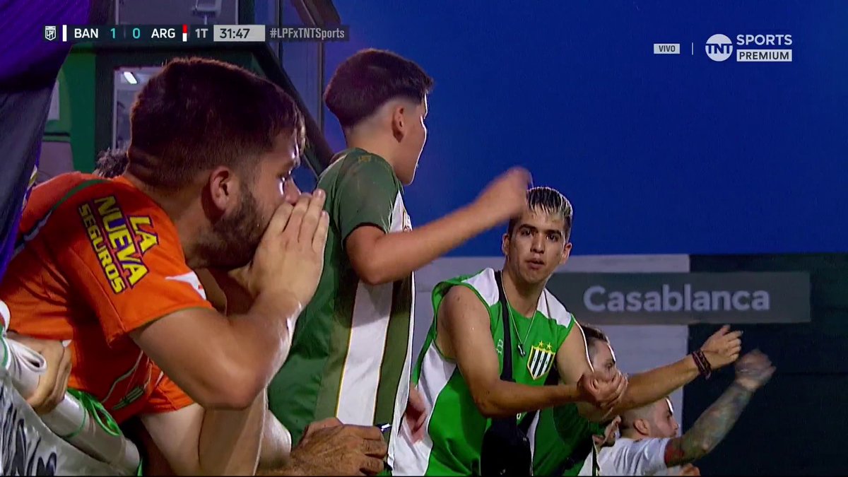 A Banfield le cobraron en contra otro penal y los hinchas explotaron contra el arbitraje y el Chiqui Tapia. Desde que el taladro se quejó xq lo cagaron contra Barracas Central, Toviggino los amenazó y después lo cagaron en todos los partidos. Tristísimo.
