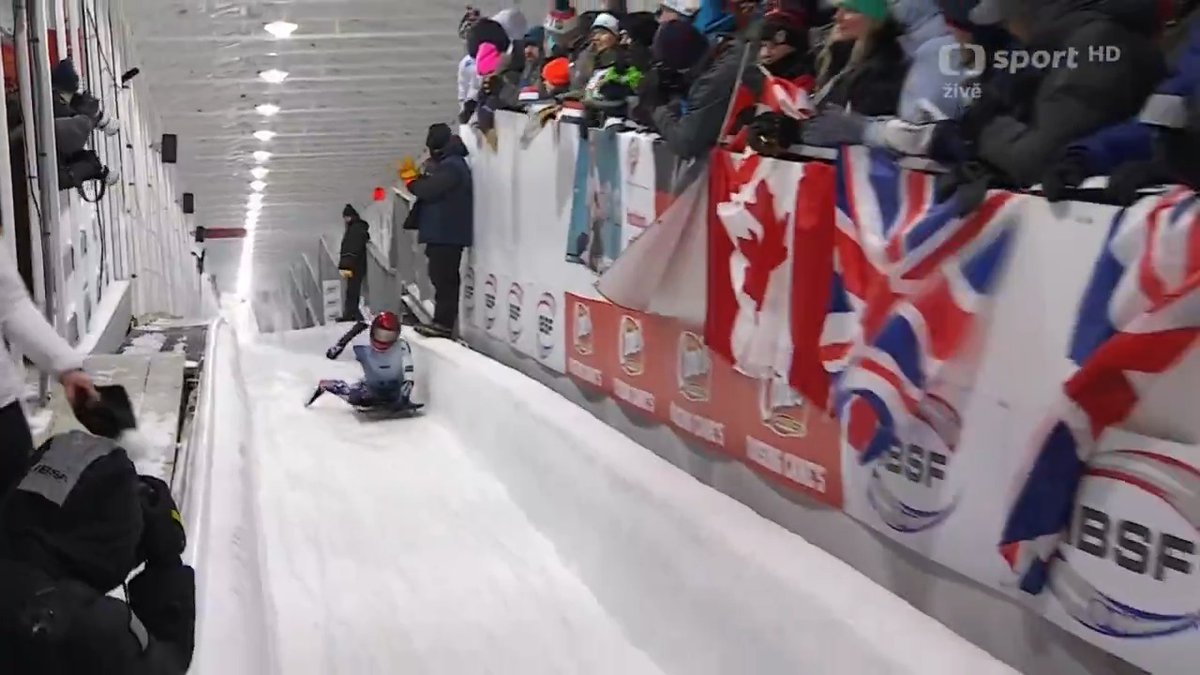 Dobrou noc ✨ vám přeje Anna Fernstädtová. První česká 🇨🇿 medailistka v historii mistrovství světa ve skeletonu! 🥉👏