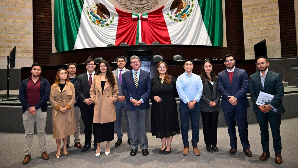 Este viernes impartí clase práctica en la H. Cámara de Diputados y aproveché para que mis alumnas y alumnos conocieran el espacio en donde se realizan los trabajos de este órgano colegiado. Nada como aprender sobre el sistema legislativo desde el lugar en el que se toman las decisiones.