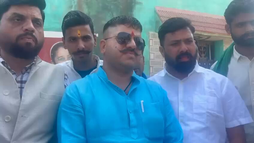 दलित समाज की बाल्मीकि बहिन के सम्मान मे करणी सेना मैदान मे करणी सेना पहुंची दौलपुरी थाना भगतपुर उत्तर प्रदेश पीडिता के घर 👇
