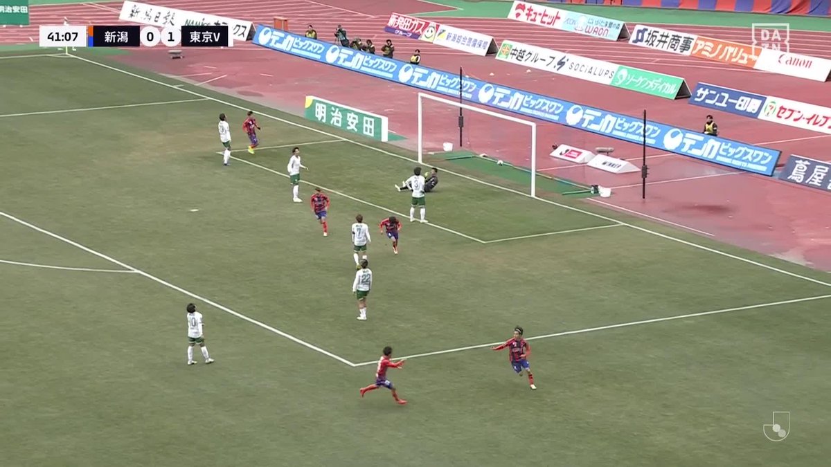 🟠見事な一撃を叩き込む⚽ 飛び出したGKの位置を確認した #長谷川元希 が見事なダイレクトボレー！ #アルビレックス新潟、長谷川の2試合連続ゴールで東京ヴェルディに追いつき後半へ。 🎥：DAZN Japan