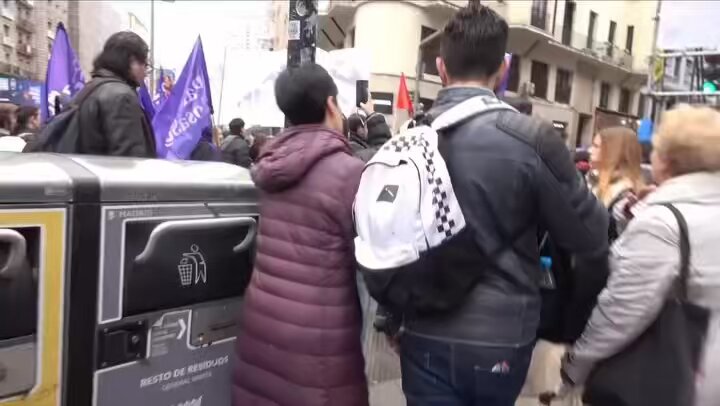 Rescue You va a la manifestación del 8M y pasa esto: