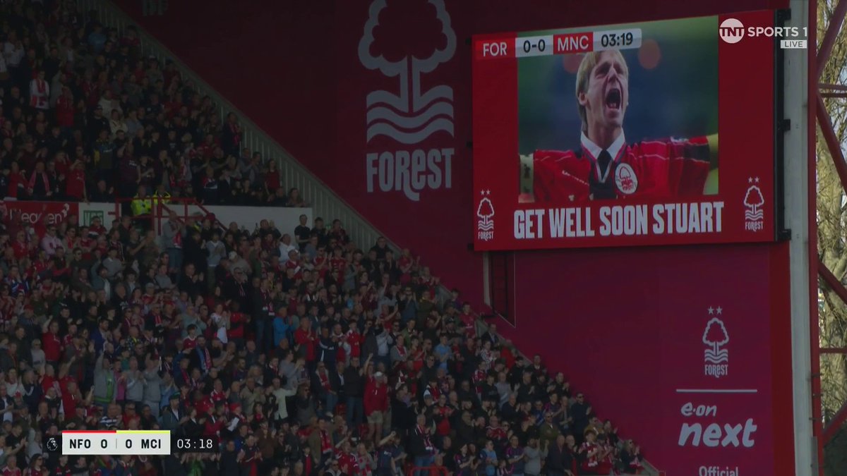 The City Ground erupts in applause for Nottingham Forest legend Stuart Pearce, who had a recent health scare 👏 Get well soon, Stuart. ❤️