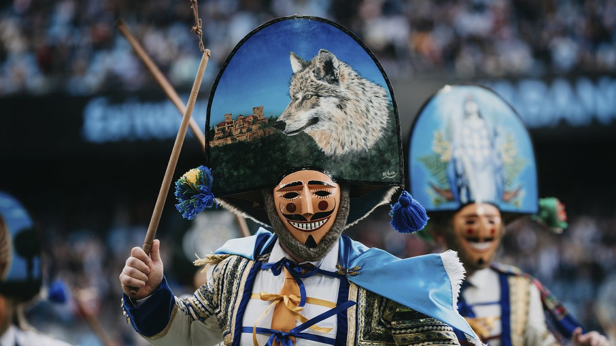 Fieis ás nosas tradicións 🎭 Os Cigarróns de Verín e os Boteiros e os Fulións de Viana do Bolo, protagonistas na primeira edición da homenaxe ao #Entroido galego. Un equipo para un país 🩵