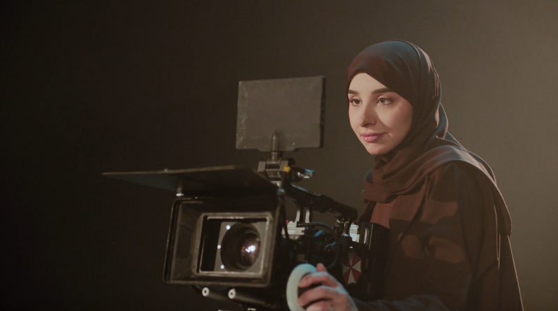#بعدستها.. تتحول الكلمات إلى مشاهد، والإبداع إلى رؤى تنبض بالحياة🎥 في #يوم_المرأة_العالمي، نحتفي بصانعات الأفلام السعوديات اللواتي يجعلن من الكاميرا نافذة تعكس الواقع بأبعاده المختلفة. #هيئة_الأفلام