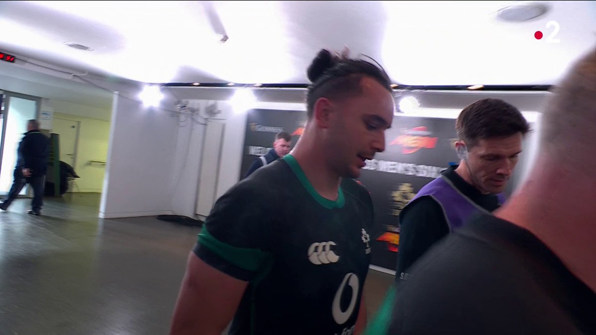🏉 #SixNationsRugby | 🚨 JAMES LOWE SE BLESSE À L'ÉCHAUFFEMENT ! 🇮🇪 Gros coup dur pour l'Irlande qui voit son ailier rentrer au vestiaire : déjà un tournant de ce match ? 📺 Irlande-France en direct :