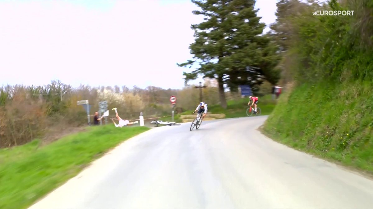 Les images de la chute bien violente de Tadej Pogacar, à 50km de l'arrivée sur les #StradeBianche.