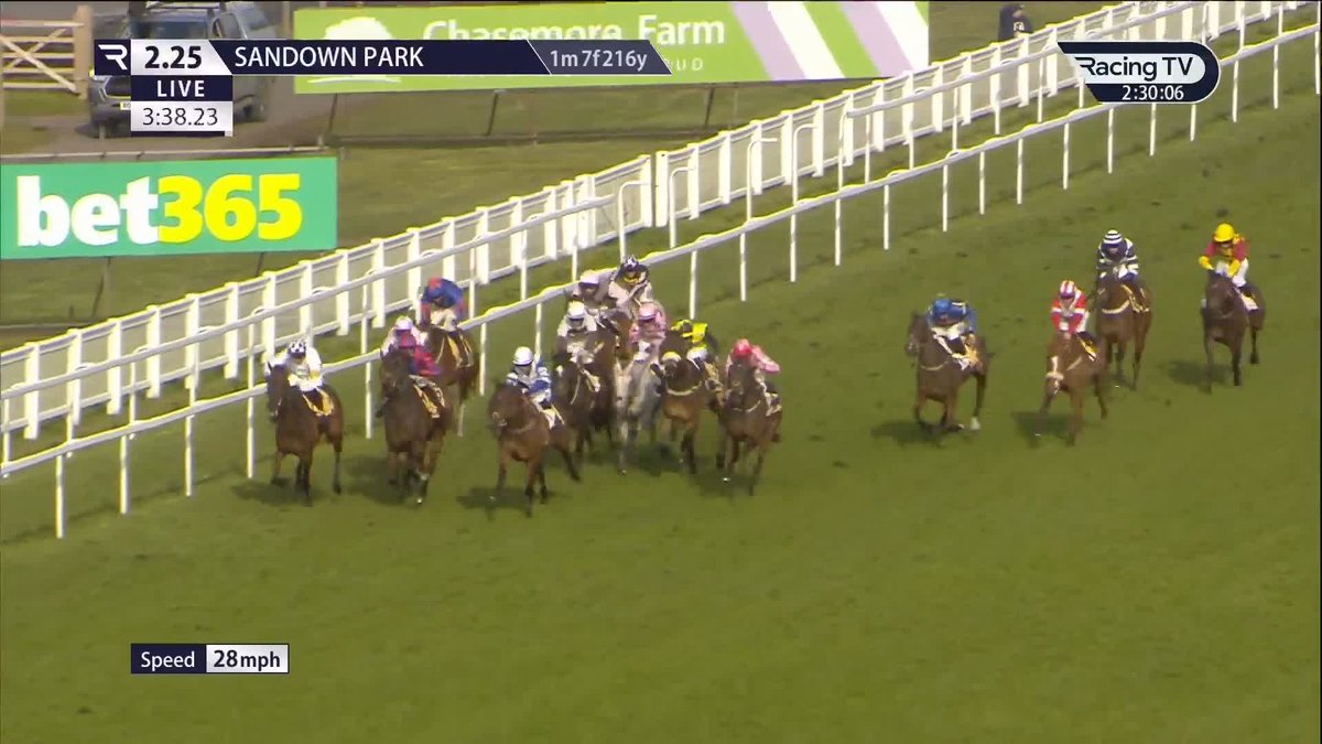 A plan executed to absolute perfection ... 𝐆𝐎 𝐃𝐀𝐍𝐓𝐄 gives 'em hell for a second season on the spin in the Betfair Imperial Cup Sandown Park 🏆 Take a bow, Olly Murphy and Sean Bowen 🙏