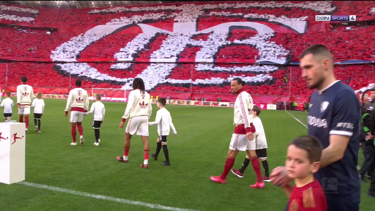 Magnifique ! 🤩 L’Allianz Arena est magnifiquement habillé pour les 125 ans du Bayern Munich. 🎂❤️🤍 🎥 beIN SPORTS