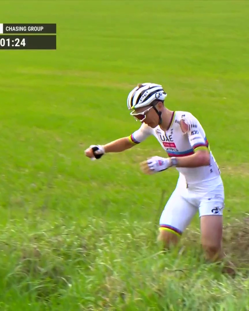 POGACAR A TERRA 🤯🤯🤯 Era in testa, a -50km dalla conclusione, Pogacar finisce a terra: in curva la bici scivola e finisce tra le campagne. Per fortuna si rialza e intanto Pidcock ne approfitta… #EurosportCICLISMO #Cycling #Ciclismo #StradeBianche #Pogacar #Pidcock