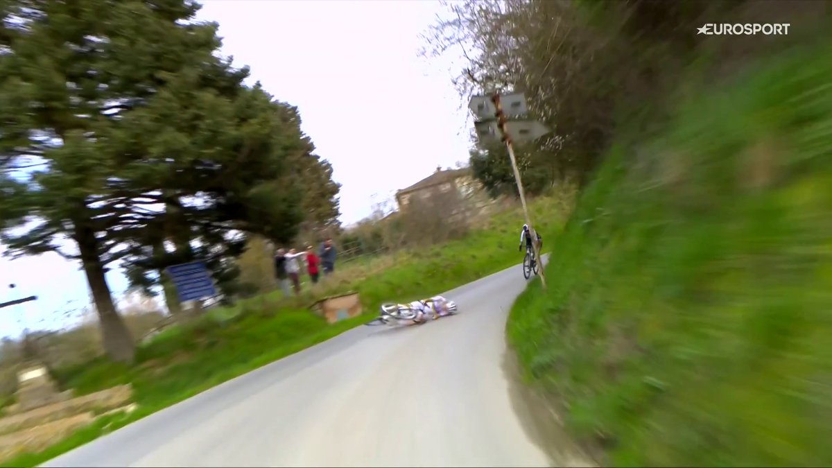 💥 La durísima caída que ha sufrido Pogacar. #StradeBianche