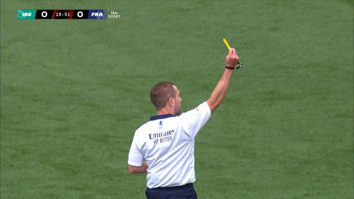🗣️ "Caelan, I don't want to talk to you mate, so go back ten please." Angus Gardner delivering a clear message as he sends Joe McCarthy to the sin bin 🟨 #GuinnessM6N | #IREvFRA
