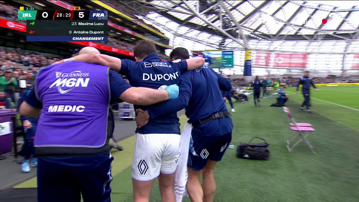 🏉 #SixNationsRugby | 😨 OH NON ANTOINE DUPONT SORT SUR BLESSURE ! Énorme coup dur pour le XV de France qui perd son maître à jouer, blessé à un genou. On espère que ce ne sera pas trop grave pour le capitaine des Bleus 🙌 #IRLFRA 📺 Le direct :