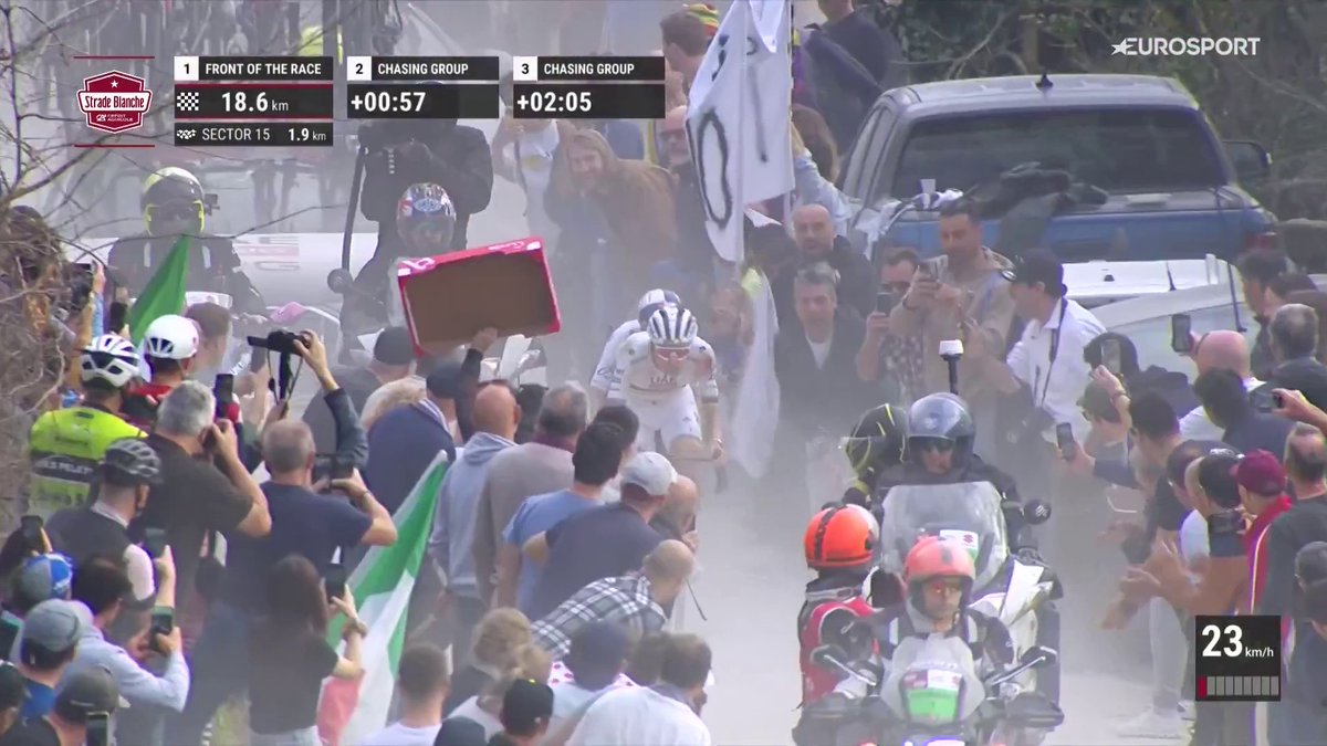Está tocado, está magullado y está ¡𝗗𝗘𝗦𝗔𝗧𝗔𝗗𝗢! 🚀 Pogacar consigue soltar de rueda a Pidcock y allá va a por la victoria. #StradeBianche