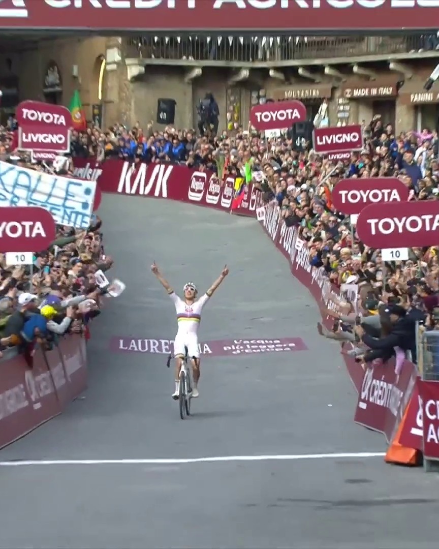 Dopo una caduta, dopo aver recuperato su Pidcock. Non c’è per nessuno, Tadej Pogacar vince la Strade Bianche Primo a vincere con la maglia di Campione del Mondo 🌈 Primo a fare back to back ✌️ FENOMENO 👑 #EurosportCICLISMO #Cycling #Ciclismo #StradeBianche #Pogacar