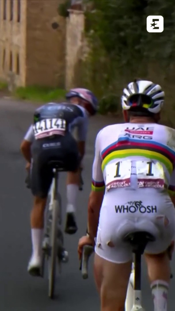 IL BELLO DELLO SPORT 🤩 Due momenti che ci resteranno impressi da questa edizione delle Strade Bianche! Prima Pidcock aspetta Pogacar dopo la caduta e poi al traguardo lo sloveno aspetta l'avversario per un abbraccio #EurosportCICLISMO #Cycling #StradeBianche #Pogacar #Pidcock