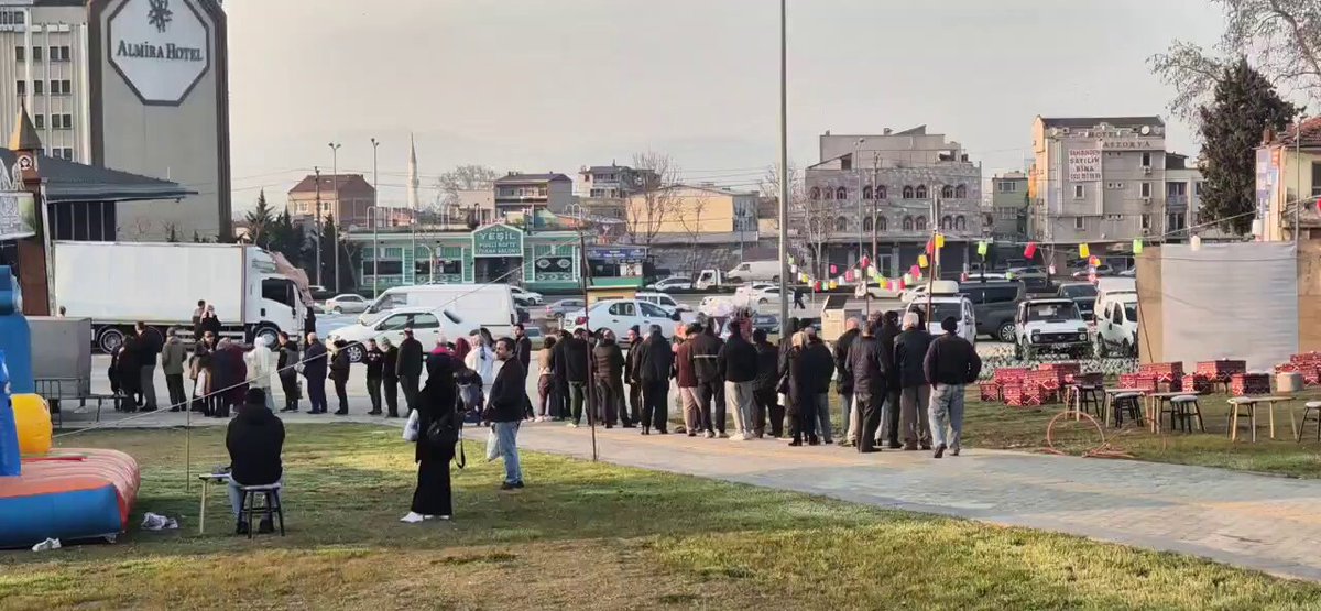 Bursa Osmangazi’de, vatandaşlar iftar için Kent Lokantası önünde uzun kuyruklar oluşturdu.